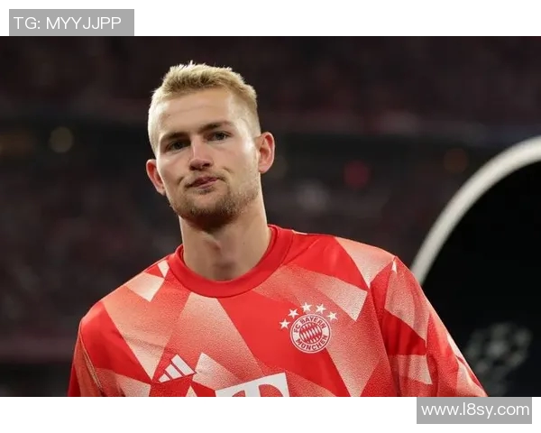 德里赫特表现出色,荣获年度最佳足球运动员奖项 德里赫特表现出色,荣获年度最佳足球运动员奖项