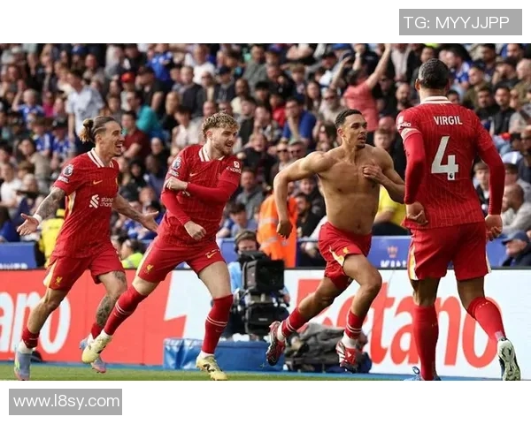 利物浦队成功击败曼联，取得英超榜首位置，距离夺冠只差一步